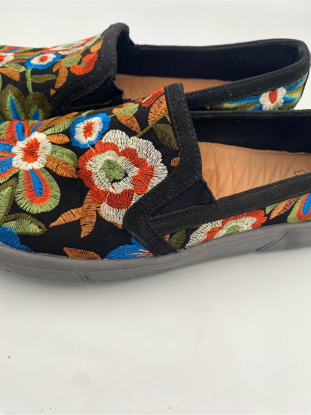Baretraps Bonaire Floral Boho
Embroidered Canvas Slip-On Sz 10 - Picture 9 of 9